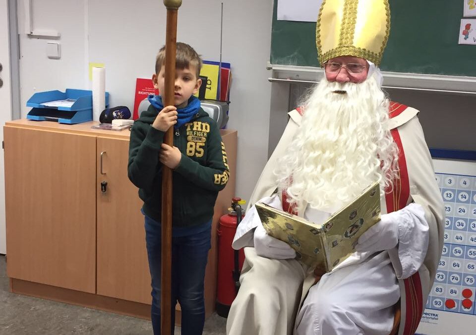 Der Nikolaus in der Fleher Schule